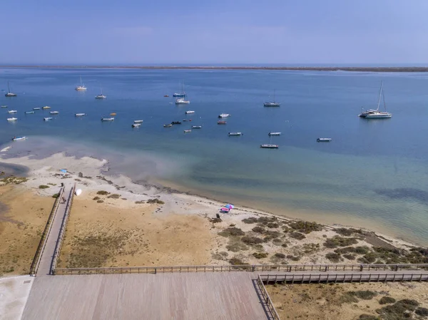 Paysage marin aérien, dans le parc naturel des zones humides de Ria Formosa, sur la plage de Cavacos. Algarve . — Photo