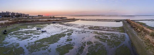 Salida del sol vista aérea del mar del pantano salado de Olhao Entrada, frente al parque natural de Ria Formosa. Algarve . —  Fotos de Stock