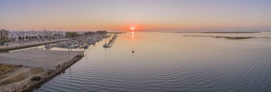 Sunrise hava deniz manzarası Olhao tuz bataklığı giriş, waterfront Ria Formosa için görünümünü