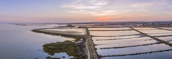 Vista panorámica del paisaje marino al atardecer de la entrada del pantano salado de Olhao, frente al mar a Ria Formosa —  Fotos de Stock