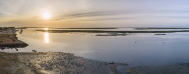 Olhao tuz bataklığı giriş, waterfront Ria Formosa doğal park için Sunrise hava deniz manzarası görünümü. Algarve. 