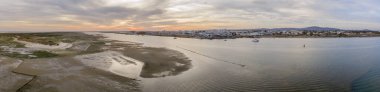 Olhao Tersane, waterfront Ria Formosa doğal parkına ve Armona Island günbatımı hava panoramik deniz manzarası görünümünü.