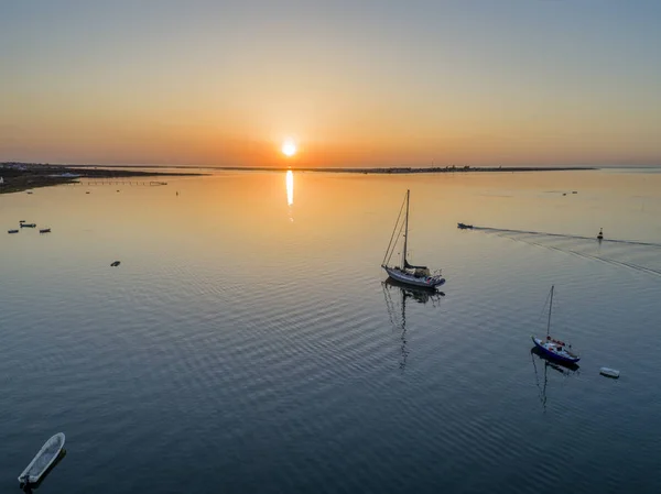 Salida del sol vista aérea del puerto de Olhao, frente al mar al parque natural de Ria Formosa con la isla de Armona en el fondo. Algarve — Foto de Stock