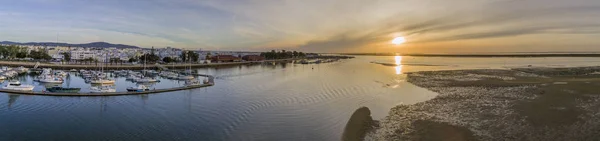 Salida del sol vista aérea del mar de Olhao Marina, frente al mar al parque natural Ria Formosa. Algarve . —  Fotos de Stock