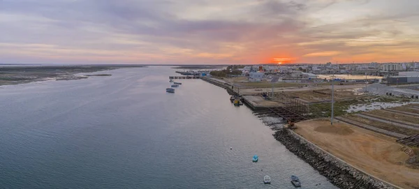 Vista panorámica del paisaje marino al atardecer del astillero de Olhao, frente al mar hasta el parque natural de Ria Formosa y la isla de Armona . —  Fotos de Stock