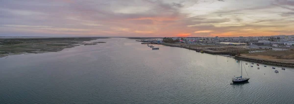 Pôr do sol vista panorâmica da paisagem marítima do estaleiro Olhao, beira-mar para o parque natural da Ria Formosa e ilha de Armona . — Fotografia de Stock
