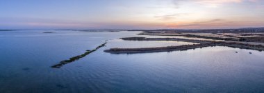 Olhao tuz bataklığı giriş, Ria Formosa doğal park için sahil görünümünü günbatımı hava panoramik deniz manzarası. Algarve. 