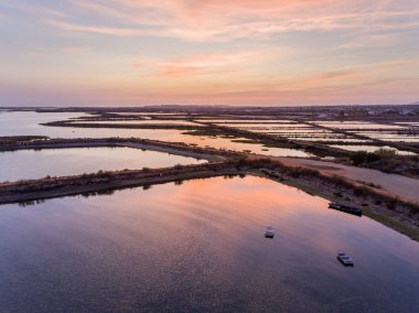 Olhao tuz bataklığı giriş, Ria Formosa Doğal park için sahil görünümünü günbatımı hava deniz manzarası. Algarve. 