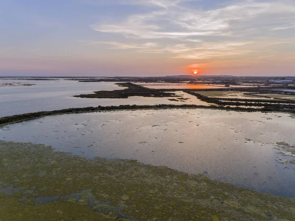 Vista aérea del paisaje marino al atardecer de la entrada del pantano salado de Olhao, frente al parque natural Ria Formosa. Algarve . —  Fotos de Stock