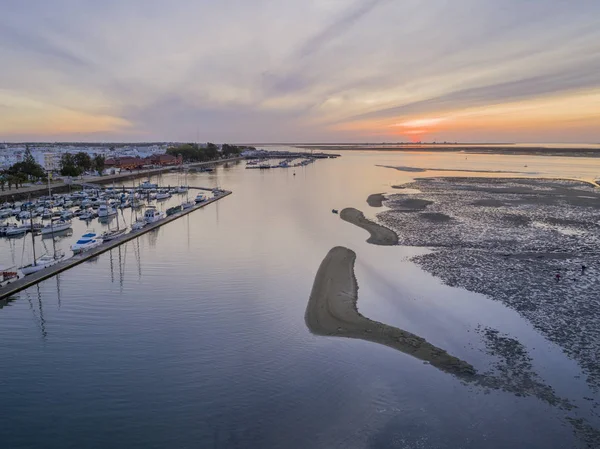 Sunrise vista aerea sul mare di Olhao Marina, lungomare al parco naturale di Ria Formosa. Algarve . — Foto Stock