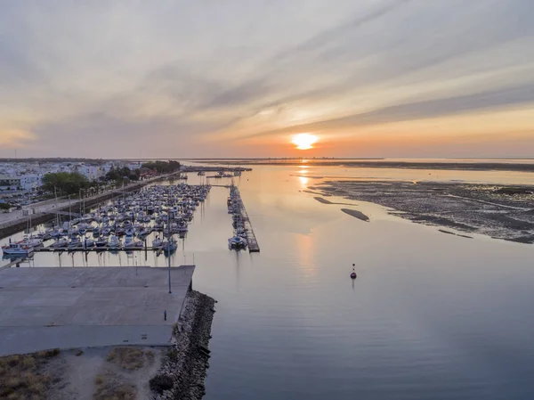 Olhao Marina, waterfront Ria Formosa doğal park için Sunrise hava deniz manzarası görünümü. Algarve. 