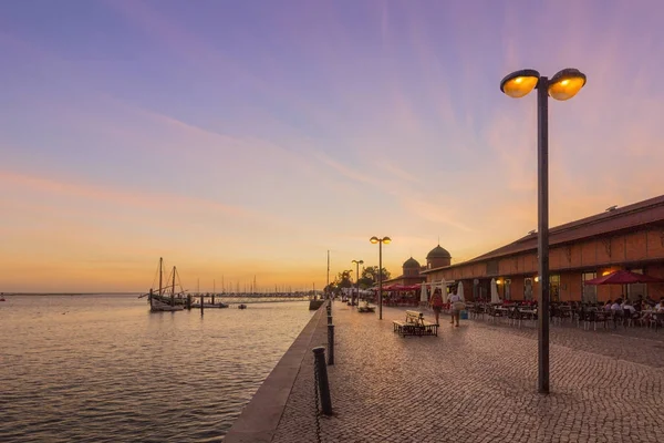 Zobacz waterfront rynku miasta Olhão do zachodu słońca Ria Formosa, Algarve. — Zdjęcie stockowe