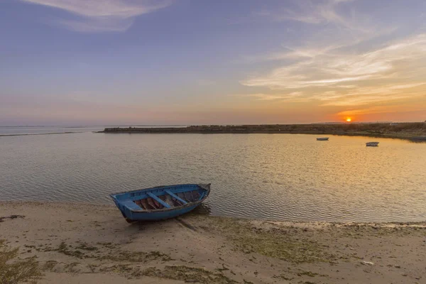 Tramonto vista sul mare di Olhao Saline Inlet, lungomare al parco naturale di Ria Formosa. Algarve . — Foto Stock