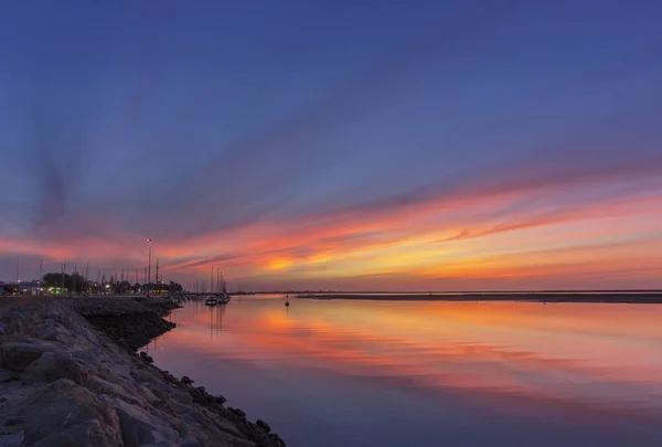 Vista al mar del amanecer de Olhao Marina, frente al parque natural Ria Formosa. Algarve . — Foto de Stock