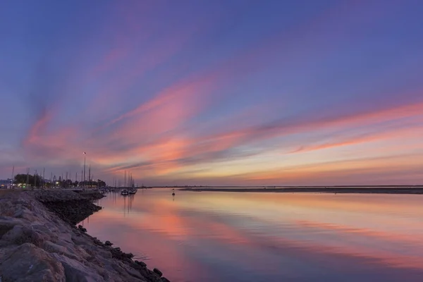 Vista al mar del amanecer de Olhao Marina, frente al parque natural Ria Formosa. Algarve . — Foto de Stock