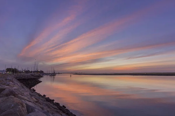 Vista al mar del amanecer de Olhao Marina, frente al parque natural Ria Formosa. Algarve . — Foto de Stock