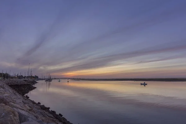 Şafak deniz manzarası Olhao Marina, Ria Formosa doğal park için sahil görünümünü. Algarve. — Stok fotoğraf