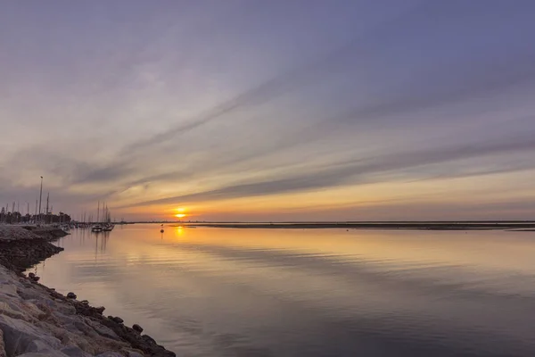 Sunrise vista sul mare di Olhao Marina, lungomare di Ria Formosa parco naturale. Algarve . — Foto Stock