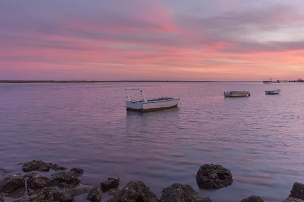 Olhao Tersane, waterfront Ria Formosa doğal parkına ve Armona Island günbatımı deniz manzarası görünümü. Algarve. — Stok fotoğraf