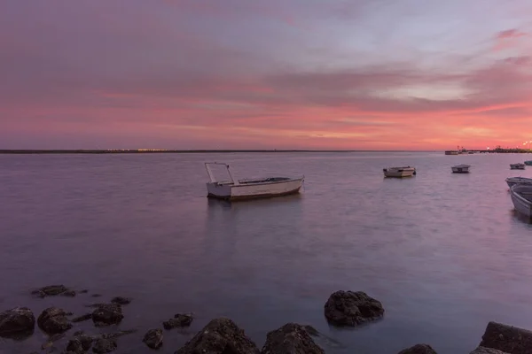 Vista del atardecer del astillero de Olhao, frente al mar hasta el parque natural Ria Formosa y la isla Armona. Algarve . —  Fotos de Stock