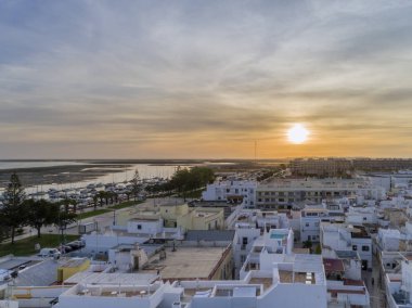 Hava panoramik alacakaranlık ve tarihi-Fuseta, Algarve adlı bina cankurtaran.