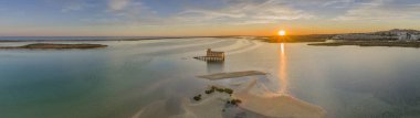 Hava panoramik alacakaranlık ve tarihi-Fuseta, Algarve adlı bina cankurtaran.