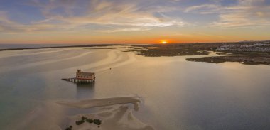 Hava panoramik alacakaranlık ve tarihi-Fuseta, Algarve adlı bina cankurtaran.