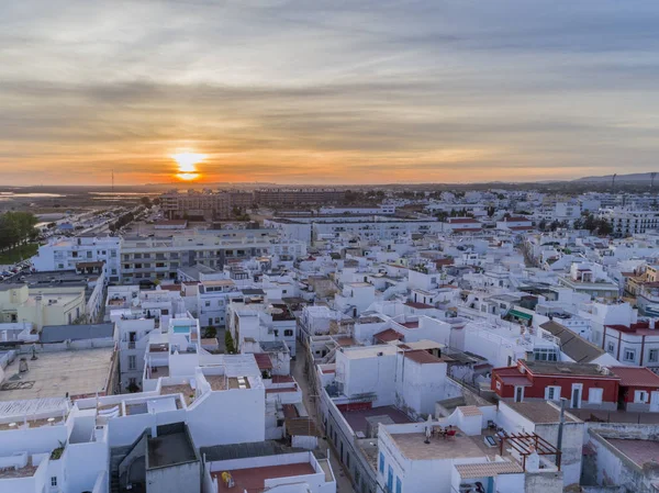 Luchtfoto panorama schemering en historische life-guard gebouw in Fuseta, Algarve. — Stockfoto