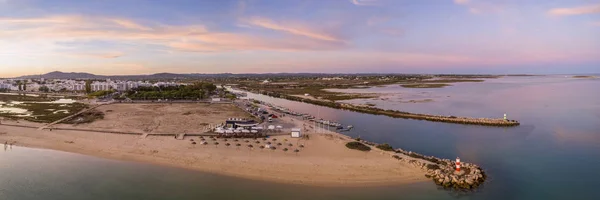 Crépuscule panoramique aérien et bâtiment historique de sauveteur à Fuseta, Algarve . — Photo