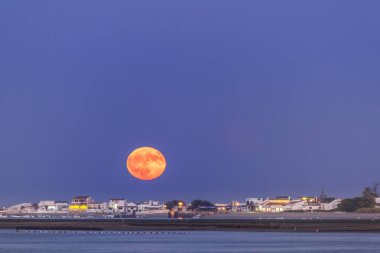 Ria Formosa koruma sulak, Algarve, ayın doğuşu deniz manzarası.