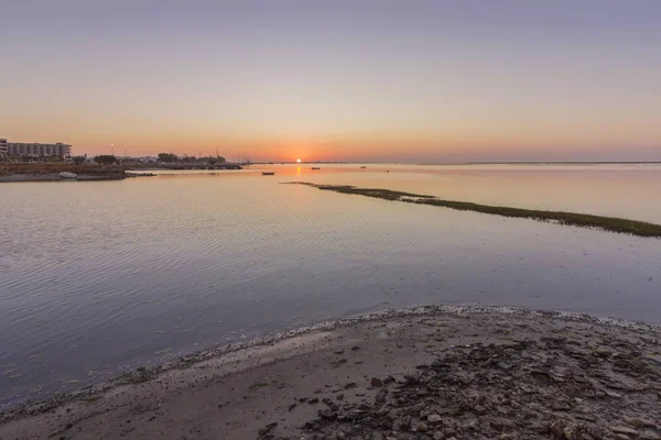 Sunrise seascape kilátás Olhão sós belépő, a vízpartra és a Ria Formosa természeti parkra. Algarve. — Stock Fotó