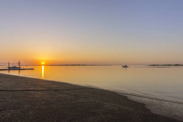 Sunrise seascape vy över Olhão dockyard, vattnet till Ria Formosa naturpark med Armona island i bakgrunden. Algarve — Stockfoto