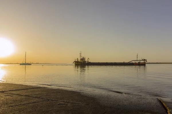 Seascape wschód widok Olhão dockyard, nabrzeża do parku przyrody Ria Formosa, z wyspy Armona w tle. Algarve — Zdjęcie stockowe