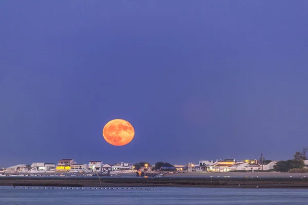 Moonrise Seascape na Ria Formosa ochranu mokřadů, Algarve. Royalty Free Stock Fotografie