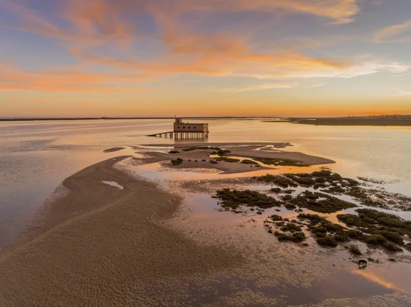 Légi naplemente és történelmi Tankönyvkiadó Algarve épület Fuseta halászfalu város, a Ria Formosa vizes élőhelyek természetvédelmi parkot.. — Stock Fotó