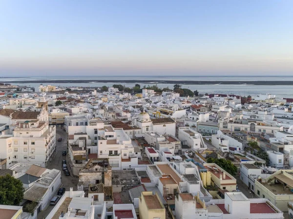 Ηλιοβασίλεμα εναέρια αστικό τοπίο στην Olhao, Algarve με θέα στο χωριό αλιείας από αρχαίες γειτονιές του Barreta και της Λεβάντε και την παραδοσιακή κυβιστικής αρχιτεκτονικής. — Φωτογραφία Αρχείου