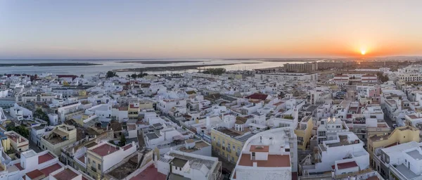 Ηλιοβασίλεμα εναέρια αστικό τοπίο στην Olhao, Algarve με θέα στο χωριό αλιείας αρχαία γειτονιά της Barreta, και η παραδοσιακή κυβιστικής αρχιτεκτονικής. — Φωτογραφία Αρχείου
