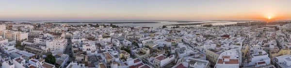 Paisagem aérea do pôr-do-sol em Olhao, Algarve vista da vila piscatória de bairros antigos de Barreta e Levante, e a sua arquitectura cubista tradicional . — Fotografia de Stock