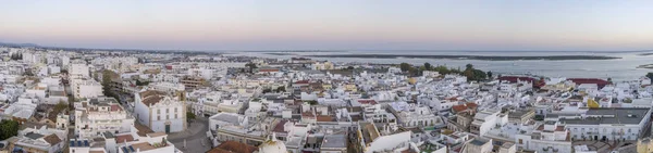 Západ slunce letecké Panorama Olhäo, Algarve rybářské vesnice názoru starobylé čtvrti Levante a jeho tradiční kubistické architektury — Stock fotografie