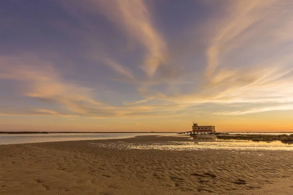 Puesta de sol y edificio histórico de la guardia vital en la ciudad pesquera de Fuseta, en los humedales de Ria Formosa Parque de conservación de la naturaleza, Algarve . —  Fotos de Stock