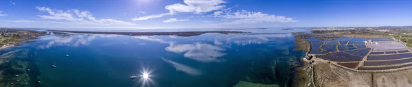 Cavacos ビーチで、Ria Formosa の湿地自然公園内のパノラマ空中雲の海景アルガルヴェ地方. — ストック写真