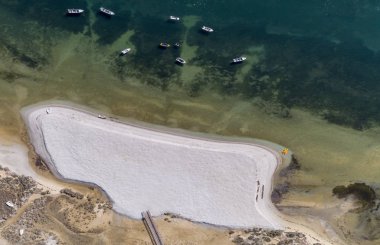 Cavacos beach, Ria Formosa sulak doğal park üzerinden görünüm aşağı hava deniz manzarası üst. Algarve.