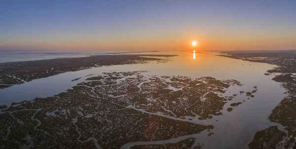 Ria Formosa 湿地自然公園、内陸海上チャネルの空中日没風景。アルガルヴェ地方. — ストック写真