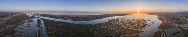 Tramonto aereo paesaggio marino in Ria Formosa zone umide parco naturale, canale marittimo interno. Algarve . — Foto Stock