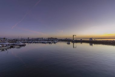 Olhao eğlence Marina, Ria Formosa doğal park için sahil şafak görünümü. Algarve. 