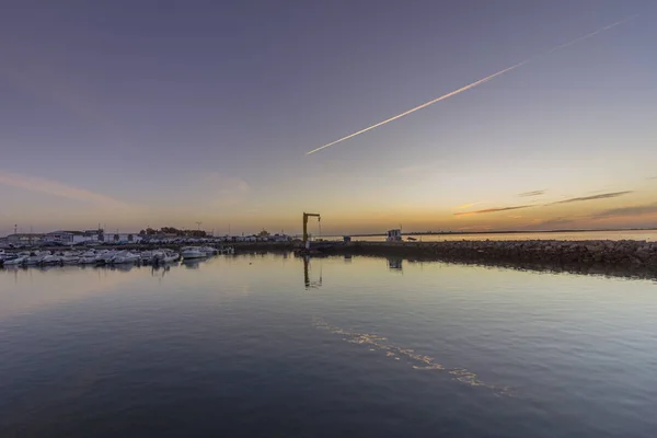 Vista del amanecer de Olhao Recreational Marina, frente al parque natural Ria Formosa. Algarve . —  Fotos de Stock