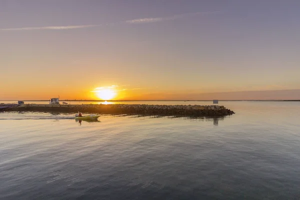 Vista all'alba di Olhao Recreational Marina, lungomare al parco naturale di Ria Formosa. Algarve . — Foto Stock