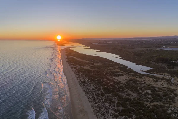Pôr-do-sol aéreo da famosa praia de Montegordo, Algarve . — Fotografia de Stock