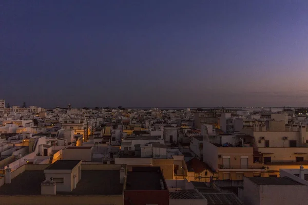 Cidade crepúsculo em Olhao, Algarve vista da vila piscatória do antigo bairro de Barreta, e sua arquitetura cubista tradicional — Fotografia de Stock