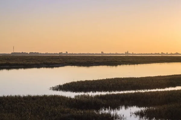 Paisaje marino al atardecer del Algarve en la reserva de humedales de Ria Formosa, sur de Portugal —  Fotos de Stock